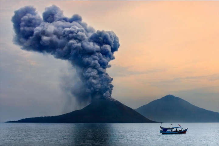 INDONÉSIE : L’ÉRUPTION DE L’ANAK KRAKATAU PERTURBE LE TRAFIC AÉRIEN